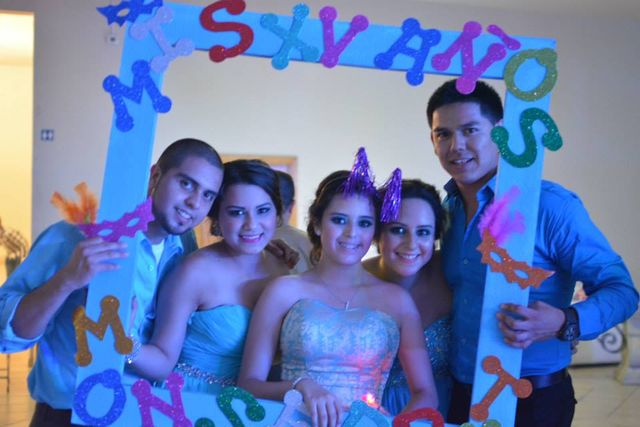 En todas las fotos la quinceañera!!