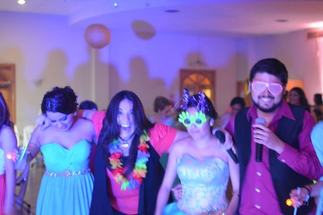 Dando intrsucciones para que no salga a relucir el pie izquierdo en los bailarines!